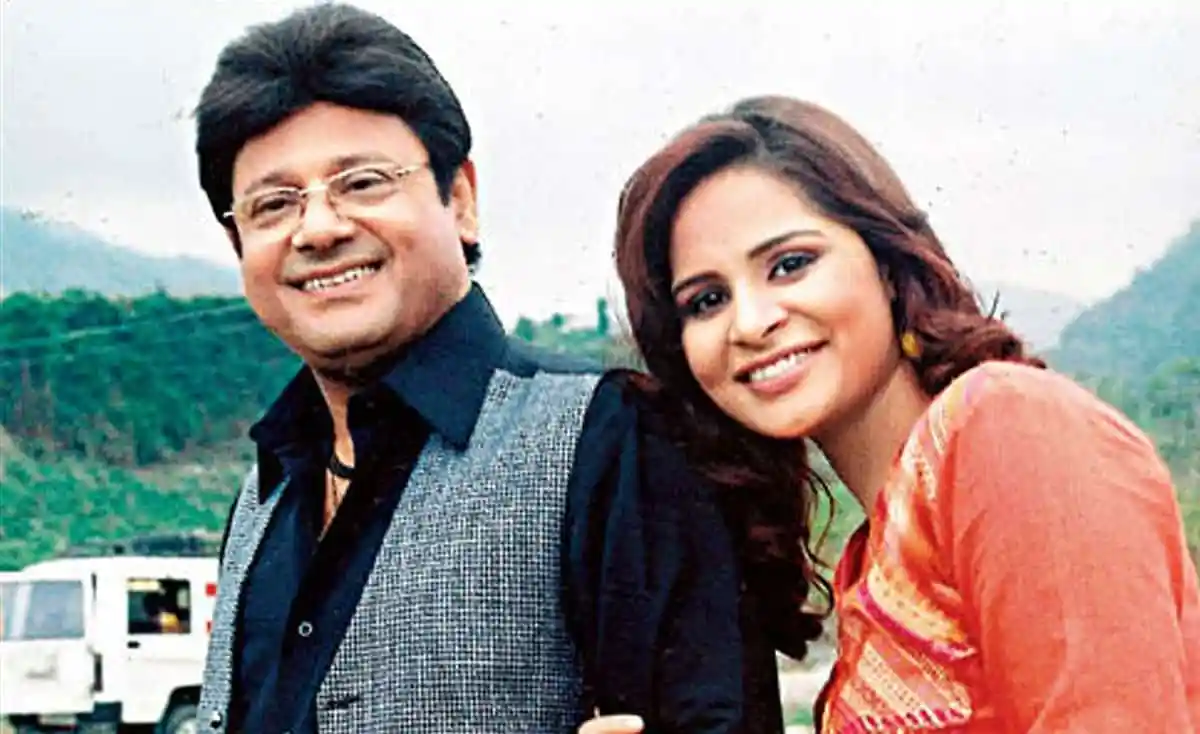 একজন পুরুষ ও একজন নারী হাসিমুখে ছবি তুলেছেন, প্রাকৃতিক পরিবেশে. Channel i News - চ্যানেল আই নিউজ