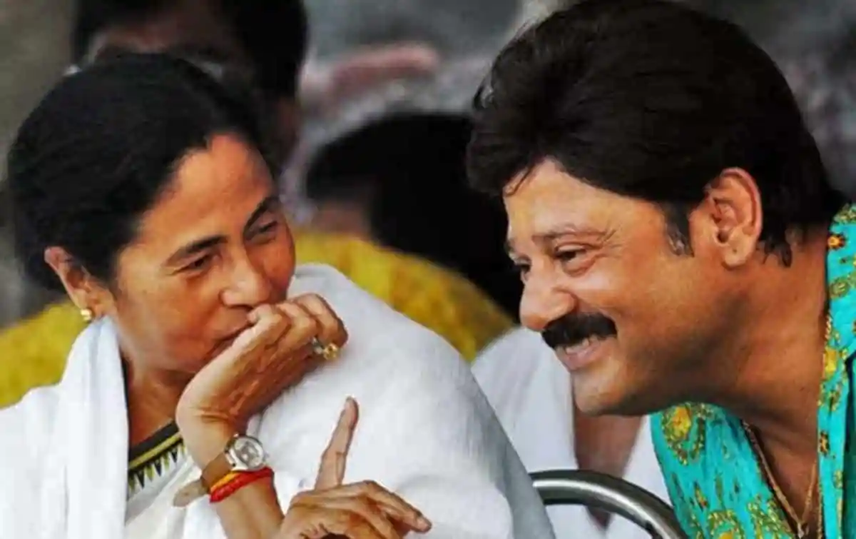 মমতা বন্দ্যোপাধ্যায় ও তাপস পাল হাসিমুখে আলোচনা করছেন. Channel i News - চ্যানেল আই নিউজ