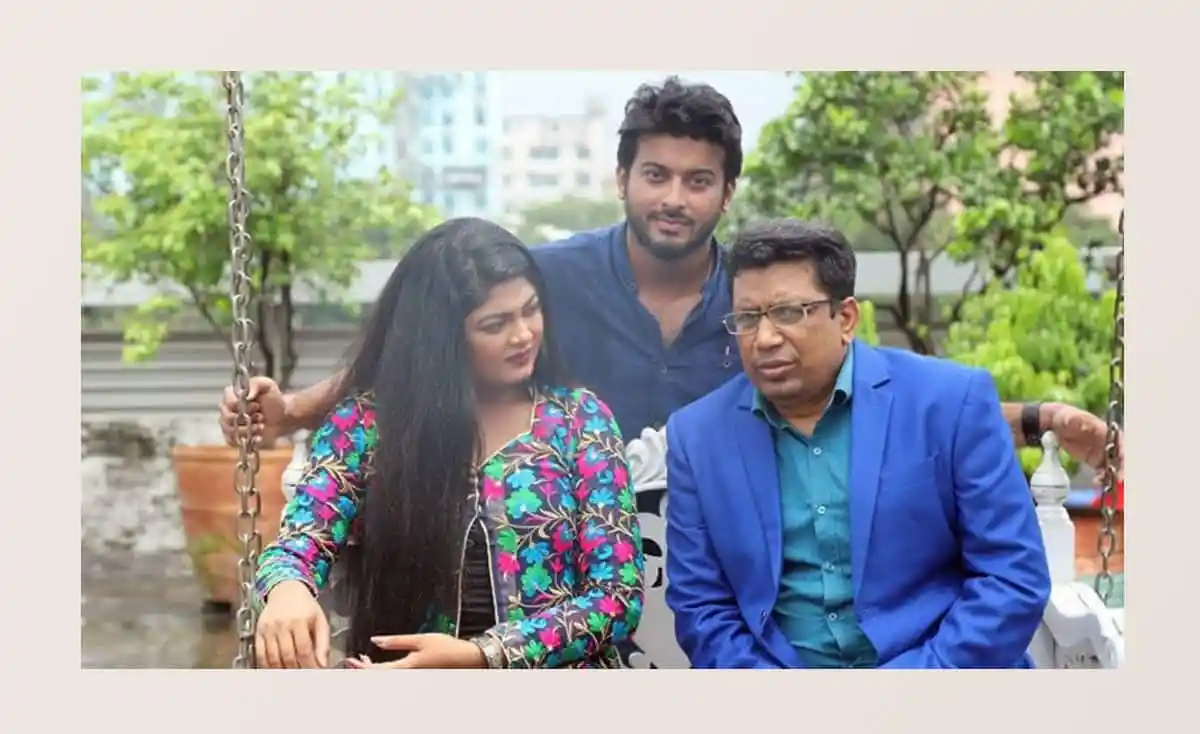 তিনজন ব্যক্তি পার্কে বসে আলোচনা করছে. Channel i News - চ্যানেল আই নিউজ