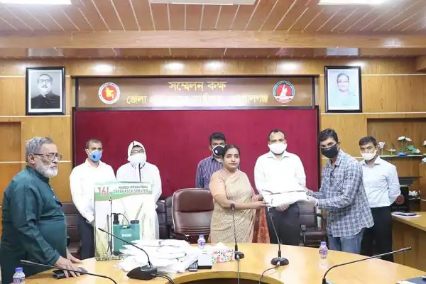 গোপালগঞ্জে খাদ্য সহায়তা বিতরণ অনুষ্ঠানে কর্মকর্তারা উপস্থিত. Channel i News - চ্যানেল আই নিউজ
