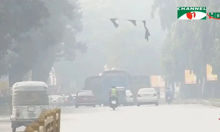 ধোঁয়ায় ঢাকা রাস্তা ও যানবাহন, চ্যানেল আই অনলাইন. Channel i News - চ্যানেল আই নিউজ