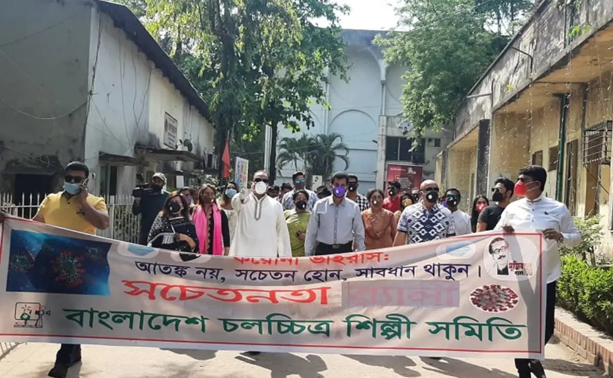 করোনা সচেতনতায় রাস্তায় শিল্পীরা, করলেন মাস্ক বিতরণ