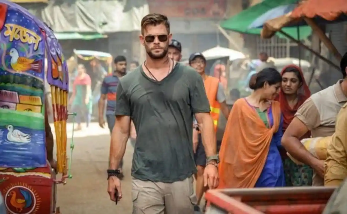 ঢাকা শহরের রাস্তায় পর্যটক, ব্যস্ত বাজারে ঘুরে বেড়াচ্ছেন একজন বিদেশি ব্যক্তি. Channel i News - চ্যানেল আই নিউজ