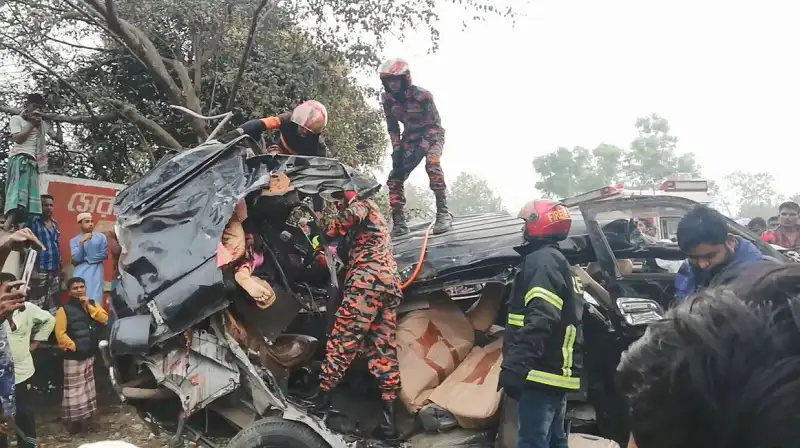 দুর্ঘটনাস্থলে উদ্ধারকর্মীরা উদ্ধার কাজ চালাচ্ছেন।. Channel i News - চ্যানেল আই নিউজ
