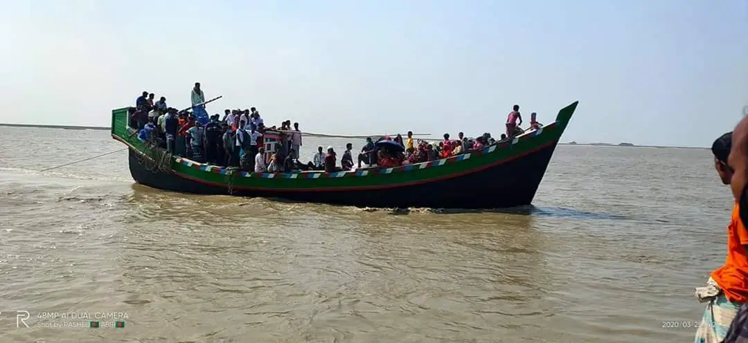 বহু মানুষ সমুদ্রের মধ্যে একটি নৌকায় উঠছে, করোনা পরিস্থিতিতে বাড়ি ফিরছে. Channel i News - চ্যানেল আই নিউজ