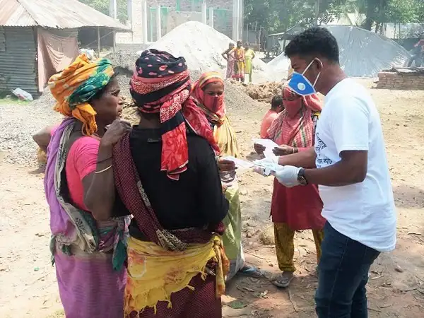 শ্রমজীবীরা স্বাস্থ্য পরীক্ষার জন্য স্বাস্থ্যকর্মীর সাথে যোগাযোগ করছে. Channel i News - চ্যানেল আই নিউজ
