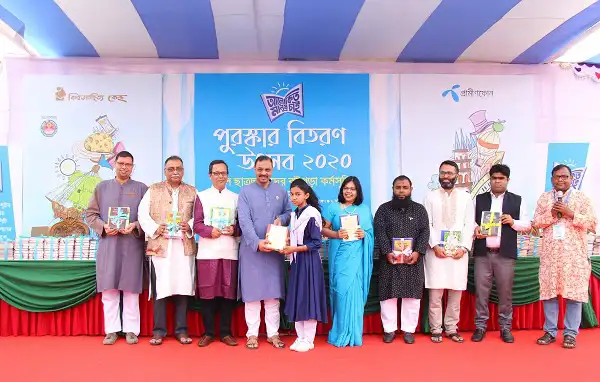 শিক্ষার্থীদের পুরস্কার বিতরণ অনুষ্ঠানে অতিথি ও শিক্ষার্থীরা উপস্থিত. Channel i News - চ্যানেল আই নিউজ