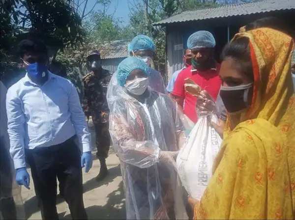 জেলা প্রশাসকের বাড়ি বাড়ি খাদ্য পৌঁছে দেওয়ার সময় ছবি. Channel i News - চ্যানেল আই নিউজ