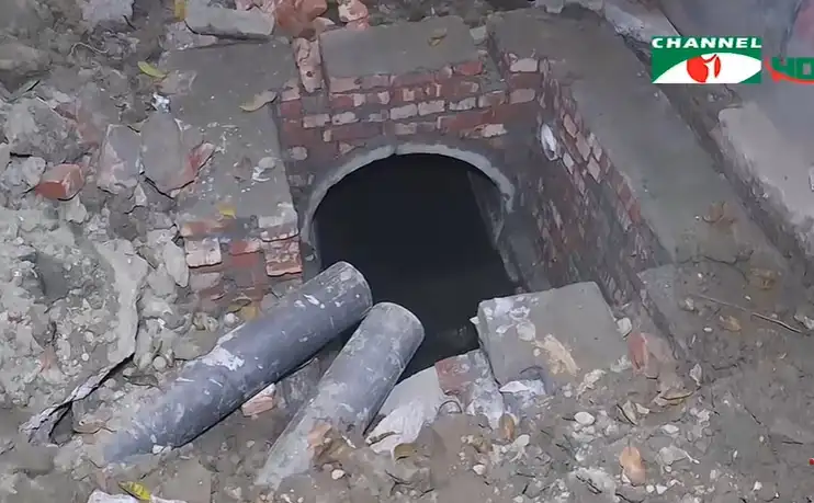 নির্মাণাধীন সড়কের গর্ত ও পাইপের দৃশ্য. Channel i News - চ্যানেল আই নিউজ