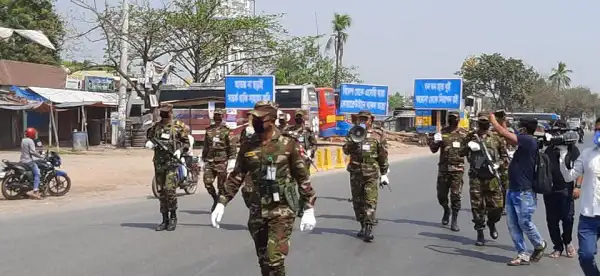 সেনাবাহিনী সামাজিক দূরত্ব বাস্তবায়নে রাস্তায় অবস্থান করছে।. Channel i News - চ্যানেল আই নিউজ