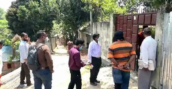 জনপ্রতিনিধি ও স্বাস্থ্যকর্মীরা হোম কোয়ারেন্টাইনে থাকা ব্যক্তিদের ছাড়পত্র দিচ্ছেন. Channel i News - চ্যানেল আই নিউজ