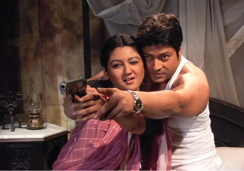 অভিনেতা ও অভিনেত্রী গুলির সঙ্গে বন্দুক হাতে দৃশ্য।. Channel i News - চ্যানেল আই নিউজ