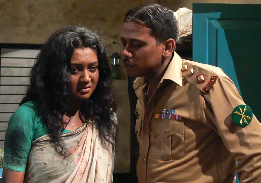 দুজন ব্যক্তি, একজন পুলিশ কর্মকর্তা ও একজন নারী, গভীর আলোচনা করছেন।. Channel i News - চ্যানেল আই নিউজ