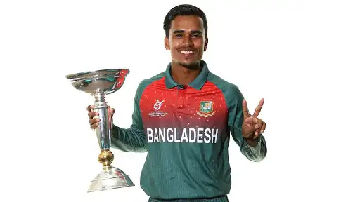 বাংলাদেশ ক্রিকেটার হাসান মাহমুদ ট্রফি হাতে নিয়ে শুভেচ্ছা জানাচ্ছেন. Channel i News - চ্যানেল আই নিউজ