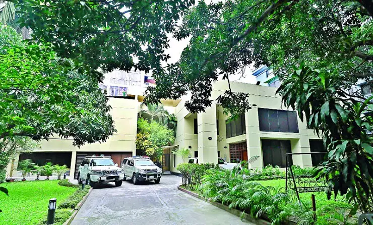 বাড়ির সামনে গাছের ছায়ায় গাড়ি পার্কিং এবং সুন্দর উদ্যান. Channel i News - চ্যানেল আই নিউজ