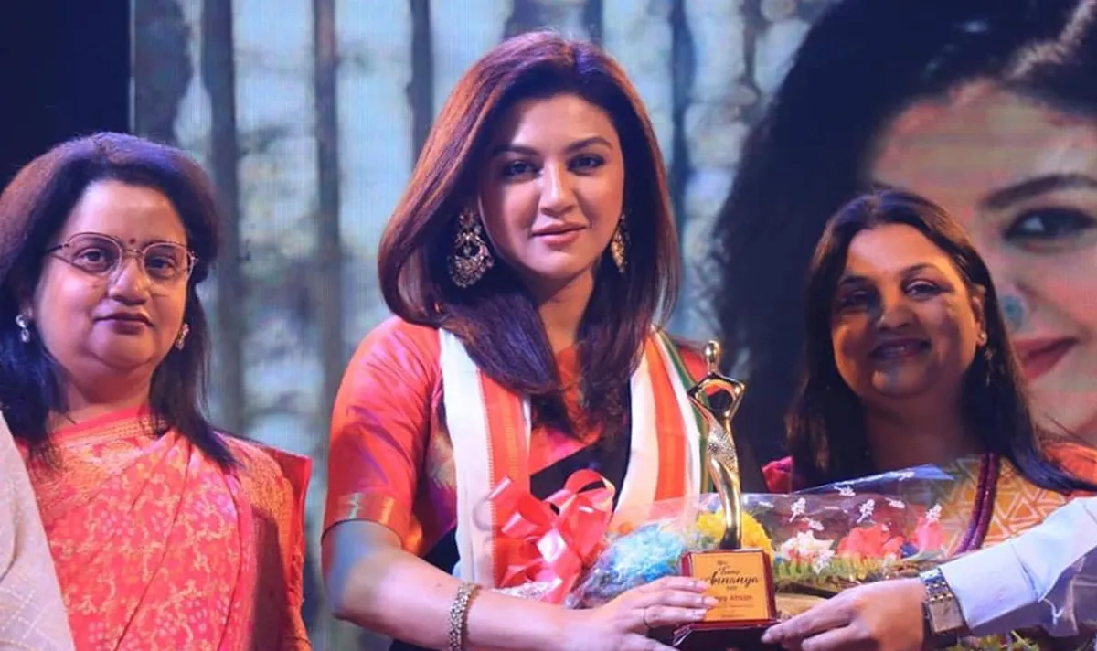 জয়া আহসান 'তুমি অনন্যা' অনুষ্ঠানে উপস্থিত, পুরস্কার গ্রহণ করছেন. Channel i News - চ্যানেল আই নিউজ