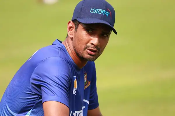 বাংলাদেশ ক্রিকেটার মাঠে প্রস্তুত, ক্যাপ পরা, নজরদারি করছে. Channel i News - চ্যানেল আই নিউজ