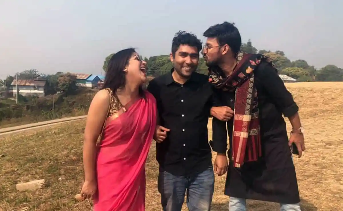 তিন যুবক ও যুবতী outdoors হাসি ও বন্ধুত্বের মুহূর্তে. Channel i News - চ্যানেল আই নিউজ