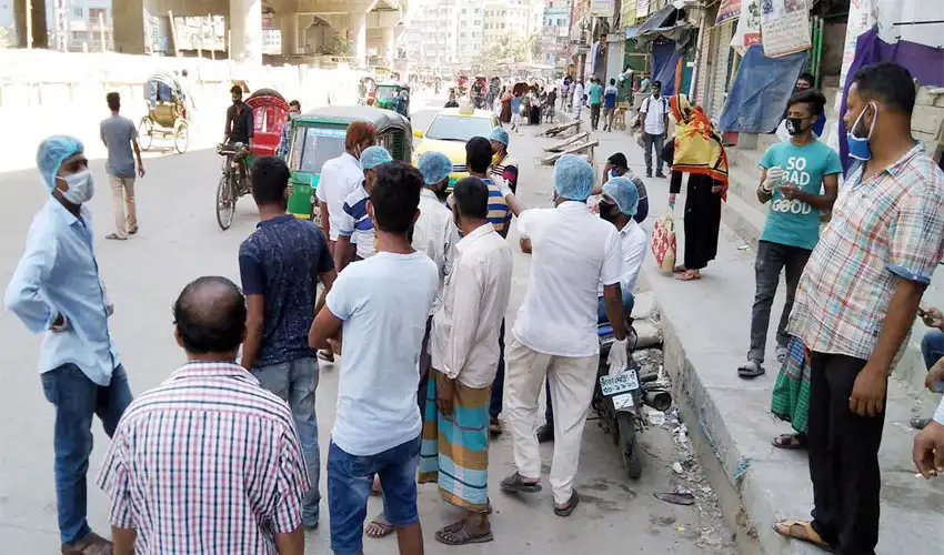জনসমাগম ও চলাচলের জন্য মানুষ রাস্তার পাশে দাঁড়িয়ে রয়েছে. Channel i News - চ্যানেল আই নিউজ