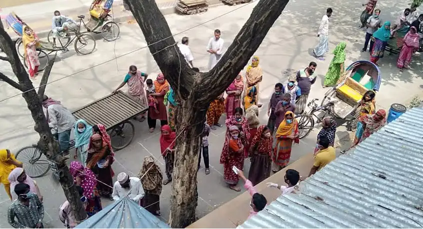 জনগণ ত্রাণ বিতরণে অংশগ্রহণ করছে, করোনা সংক্রমণের ঝুঁকি এড়াতে সতর্কতা অবলম্বন. Channel i News - চ্যানেল আই নিউজ