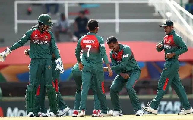 বাংলাদেশ ক্রিকেট দলের খেলোয়াড়রা মাঠে উল্লাস করছে।. Channel i News - চ্যানেল আই নিউজ