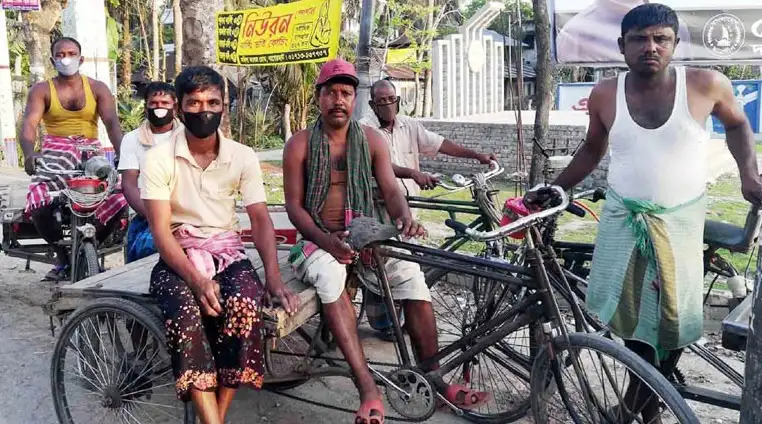 বাজারে রেশনিং ব্যবস্থার জন্য অপেক্ষমাণ শ্রমজীবী মানুষজন. Channel i News - চ্যানেল আই নিউজ
