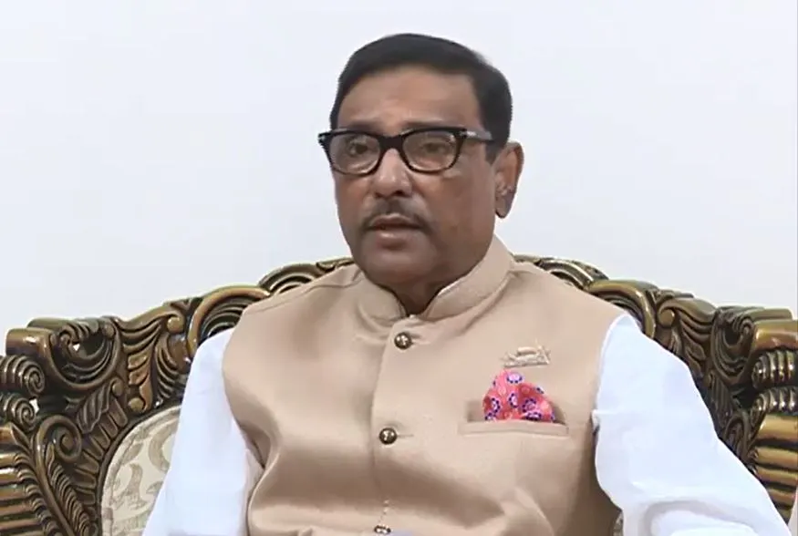 বাংলাদেশের একজন রাজনীতিবিদ সাক্ষাৎকারে বসে আছেন. Channel i News - চ্যানেল আই নিউজ