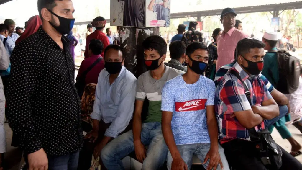 জনগণ মাস্ক পরিধান করে করোনাভাইরাসের সংক্রমণ রোধে সচেতন।. Channel i News - চ্যানেল আই নিউজ
