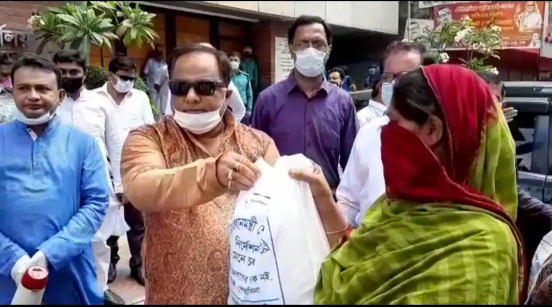 স্বেচ্ছাসেবক লীগ দুর্গতদের জন্য ইফতার সামগ্রী বিতরণ করছে. Channel i News - চ্যানেল আই নিউজ
