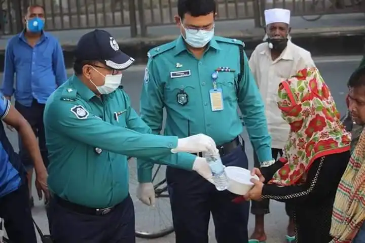 বাড্ডা থানার পুলিশ সদস্যরা করোনা সচেতনতায় মাস্ক ও স্যানিটাইজার বিতরণ করছেন. Channel i News - চ্যানেল আই নিউজ