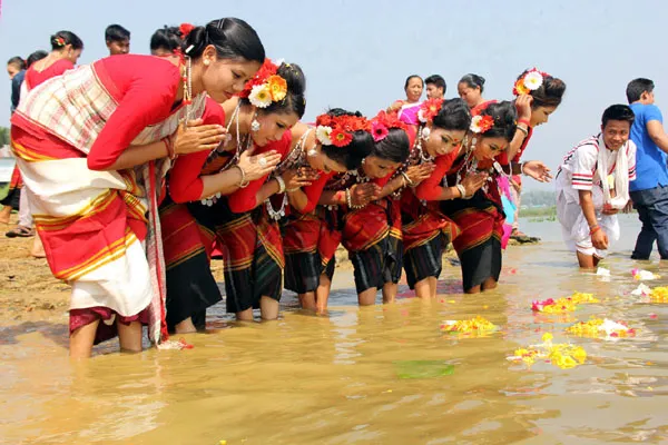 বৈসাবী উৎসবের জন্য নারীরা পুকুরে জল ও ফুল দিয়ে আচার-অনুষ্ঠান করছেন. Channel i News - চ্যানেল আই নিউজ