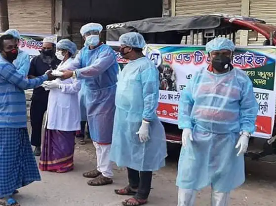 স্বাস্থ্যকর্মীরা রোজাদারদের ইফতার বিতরণ করছে. Channel i News - চ্যানেল আই নিউজ