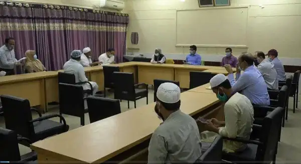 বিচারকক্ষে আলোচনা চলছে, বেশিরভাগ মানুষ মাস্ক পরেছেন. Channel i News - চ্যানেল আই নিউজ
