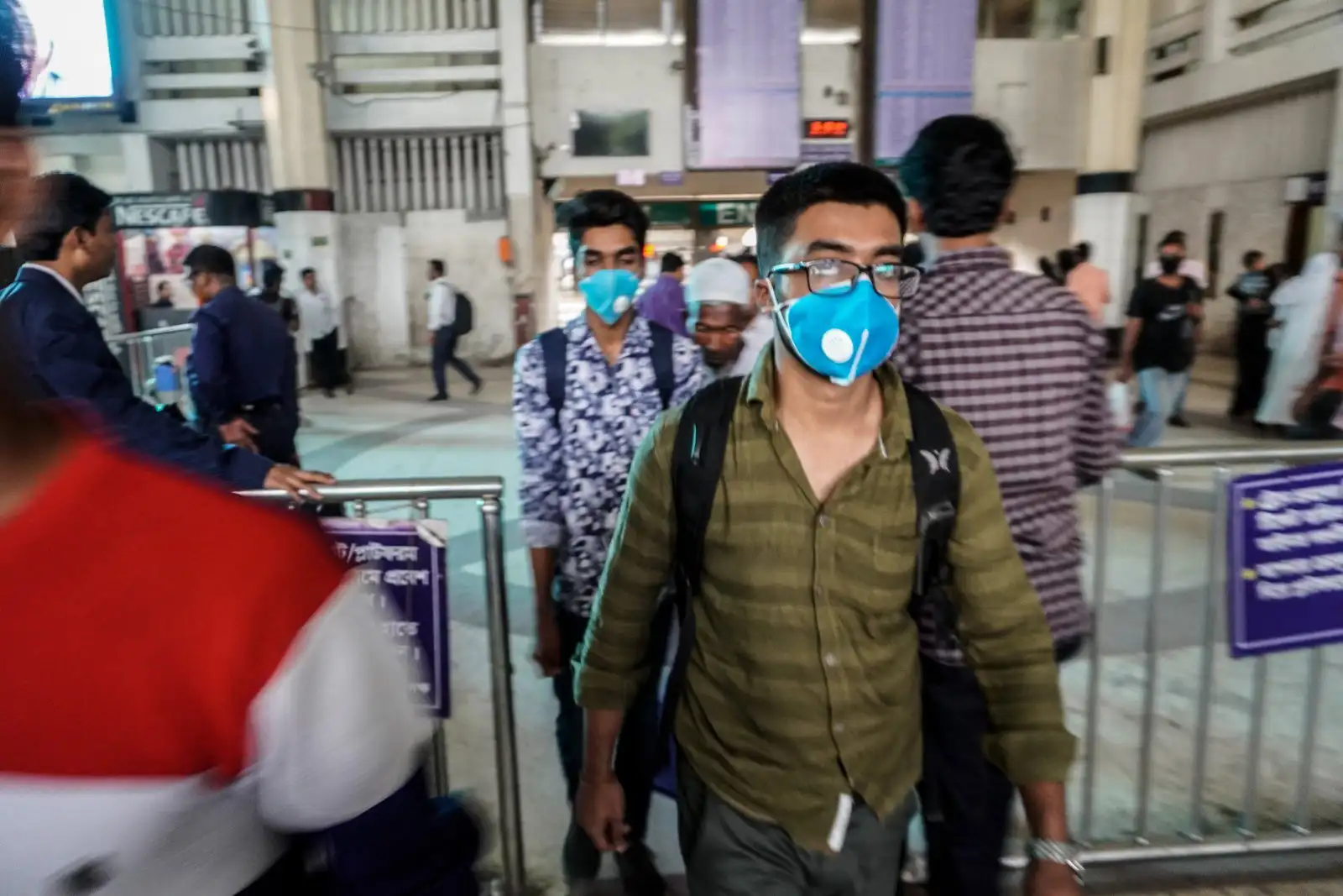 জনসমাগমে মাস্ক পরা মানুষ, করোনাভাইরাস মহামারীর প্রভাব. Channel i News - চ্যানেল আই নিউজ