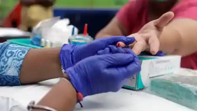 বাংলাদেশে করোনাভাইরাস টিকা নেওয়ার জন্য প্রস্তুত একজন ব্যক্তি. Channel i News - চ্যানেল আই নিউজ