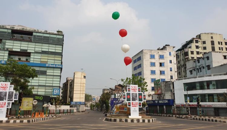 ঢাকার রাস্তায় তিনটি লাল, সাদা ও সবুজ রঙের বেলুন উড়ছে।. Channel i News - চ্যানেল আই নিউজ