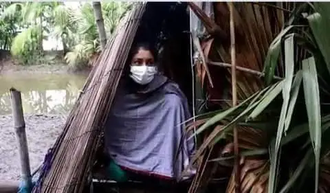স্বাস্থ্যকর্মীকে ঝুপড়ি ঘর থেকে উদ্ধার করা হচ্ছে. Channel i News - চ্যানেল আই নিউজ
