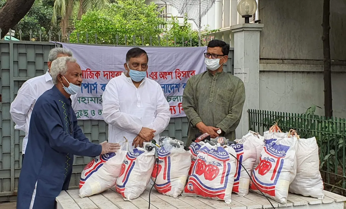 জনপ্রিয় ব্যক্তিরা খাদ্য সামগ্রী বিতরণ করছেন. Channel i News - চ্যানেল আই নিউজ