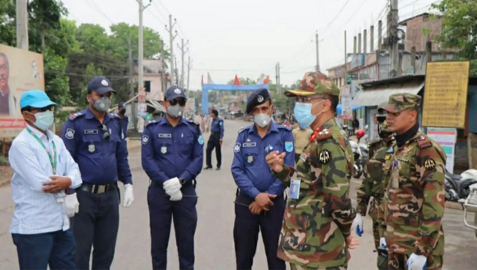 সেনাবাহিনী ও পুলিশ সদস্যরা স্থানীয় প্রশাসনের সাথে আলোচনা করছে।. Channel i News - চ্যানেল আই নিউজ