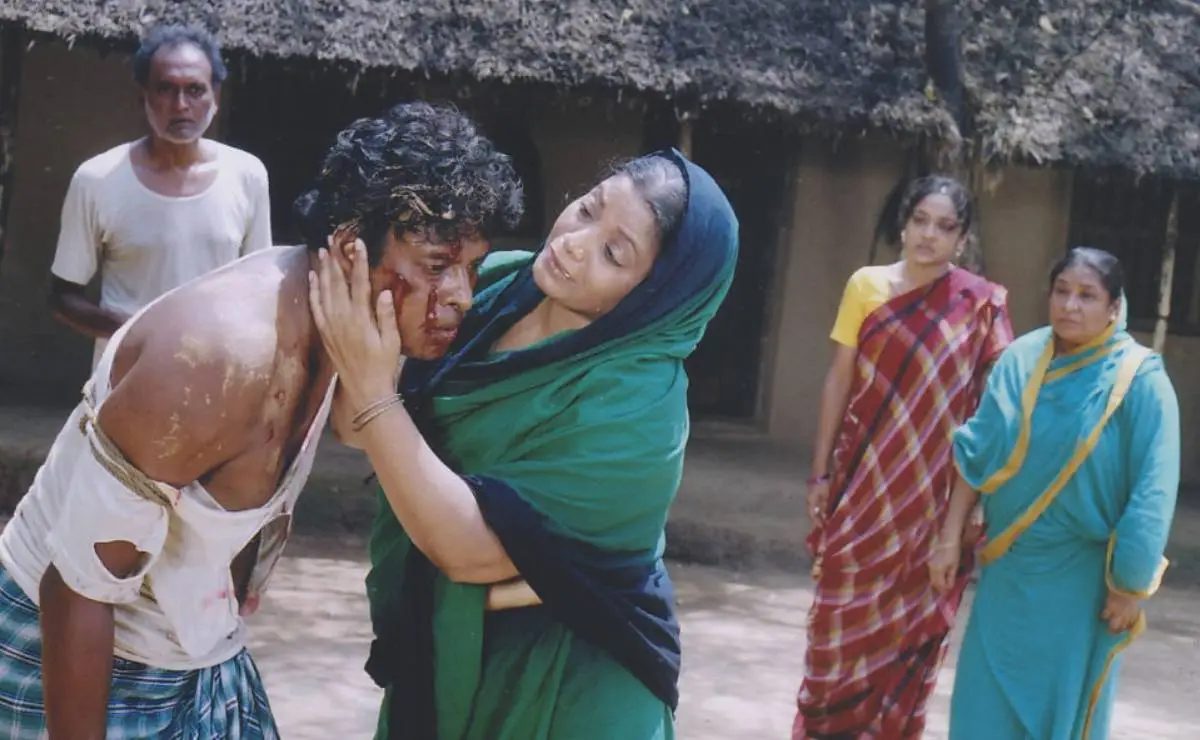 একজন মহিলার চোখে চোখ রেখে একজন পুরুষকে শান্ত করার চেষ্টা।. Channel i News - চ্যানেল আই নিউজ