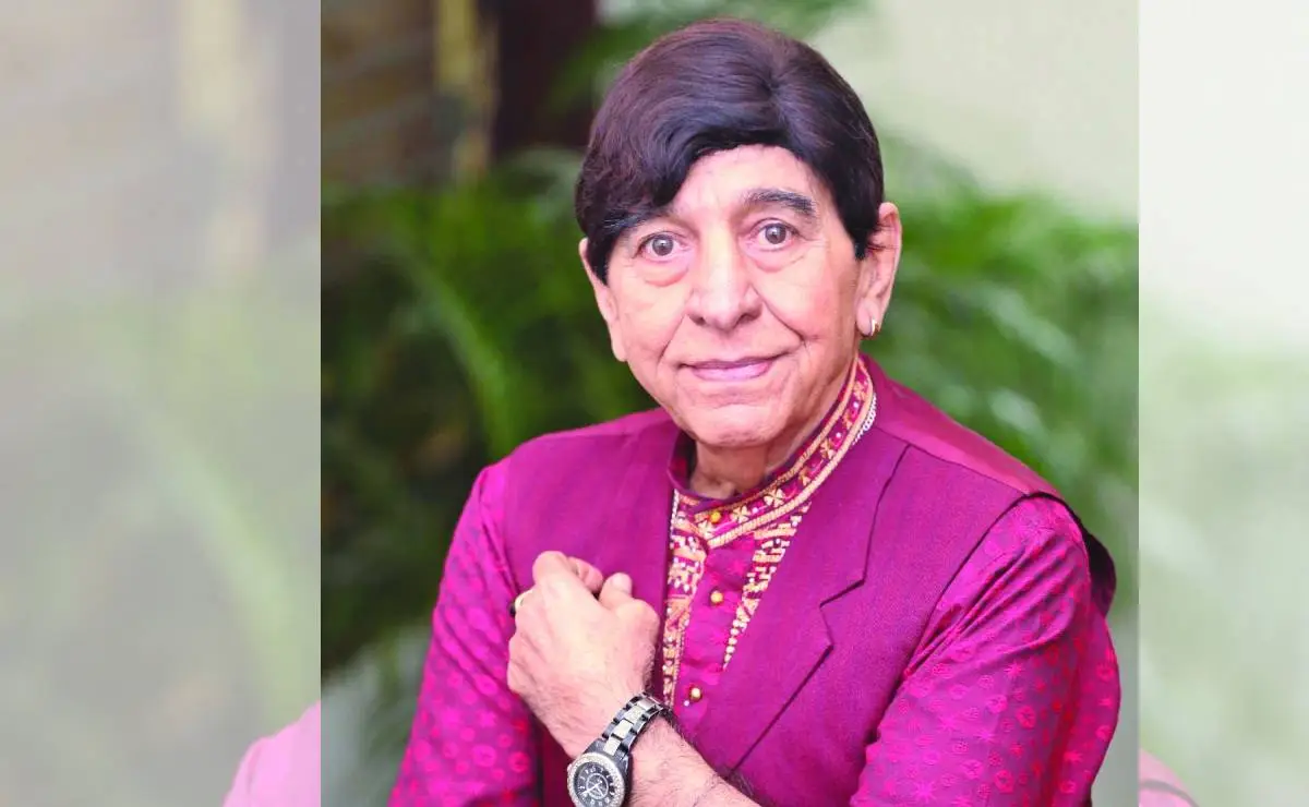 জাভেদ হাস্যোজ্জ্বল মুখে, পিঁপড়া পোশাক পরিহিত, ক্যামেরার দিকে তাকিয়ে. Channel i News - চ্যানেল আই নিউজ