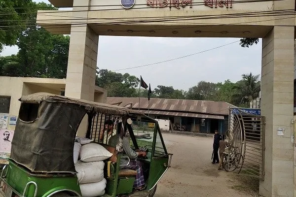 সরকারি চাল পাচার করতে আসা একটি অটো রিকশা আটক করে জনতা. Channel i News - চ্যানেল আই নিউজ