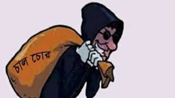 চোরের মতো মুখোশ পরা ব্যক্তি মোবাইল ফোনে কথা বলছে. Channel i News - চ্যানেল আই নিউজ
