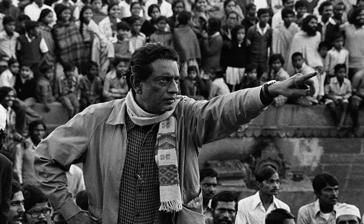 সত্যজিৎ রায়কে স্মরণ করে বক্তা দর্শকদের নির্দেশনা দিচ্ছেন. Channel i News - চ্যানেল আই নিউজ