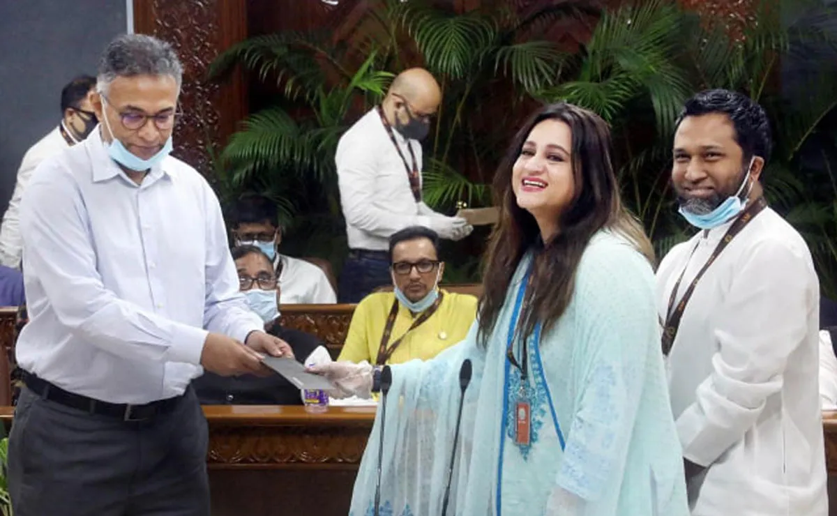 প্রধানমন্ত্রীর ত্রাণ তহবিলে তাপস-মুন্নির ৫০ লাখ টাকা অনুদান. Channel i News - চ্যানেল আই নিউজ