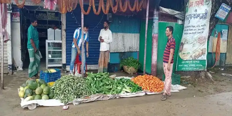 সবজি বিক্রেতাদের সঙ্গে ক্রেতাদের আলাপচারিতা, বাজারে সবজির স্টল. Channel i News - চ্যানেল আই নিউজ
