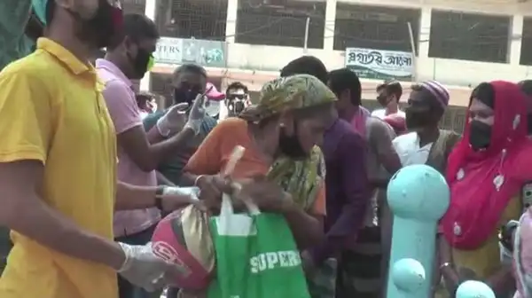 ত্রাণ বিতরণে অংশগ্রহণকারী মানুষজন টাঙ্গাইলের কর্মহীন মানুষের জন্য. Channel i News - চ্যানেল আই নিউজ