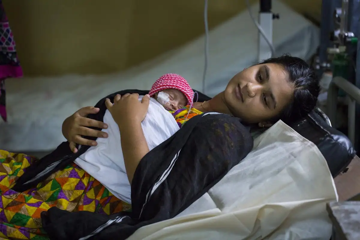 গর্ভবতী নারী হাসপাতালে সন্তান জন্মের জন্য প্রস্তুত. Channel i News - চ্যানেল আই নিউজ