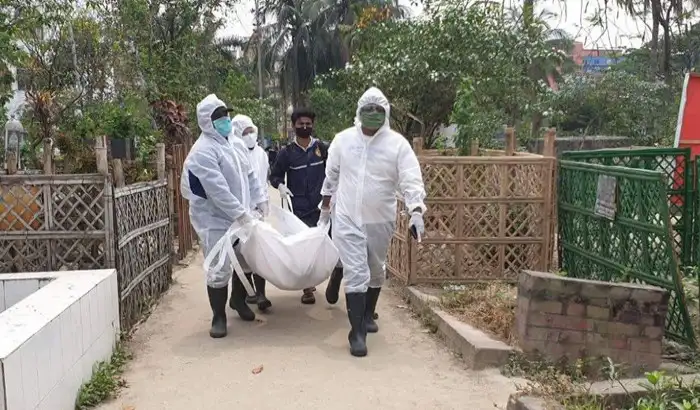 করোনাভাইরাসে মৃত ব্যক্তির লাশ দাফনের জন্য স্বাস্থ্যকর্মীরা প্রস্তুত. Channel i News - চ্যানেল আই নিউজ