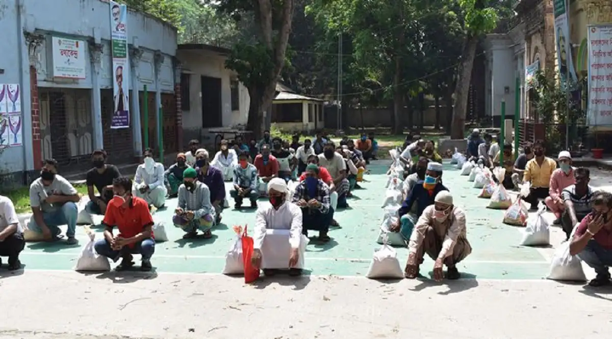 জনপ্রতি খাদ্য সামগ্রী বিতরণে মানুষজন সামাজিক দূরত্ব বজায় রাখছে. Channel i News - চ্যানেল আই নিউজ